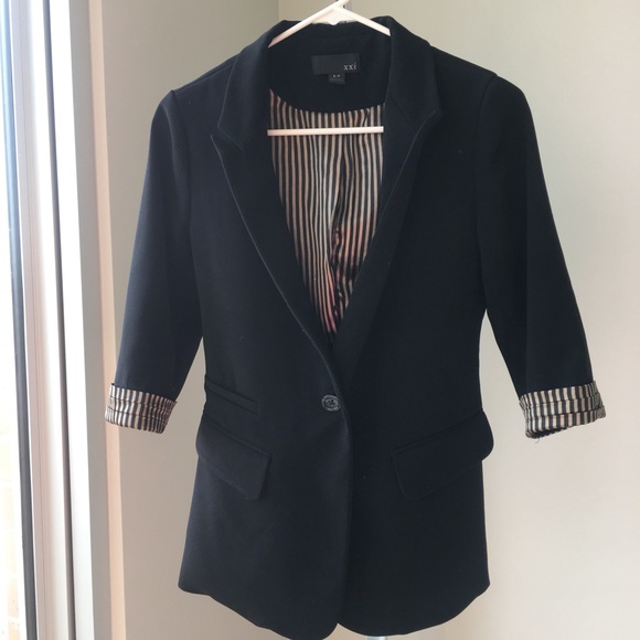 Forever 21 Jackets & Blazers - 💕 Trendy Black Blazer 💕